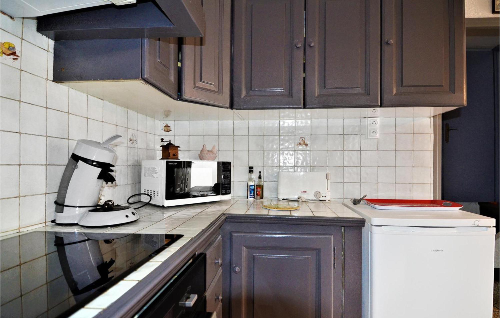 Lovely Home In Arles With Kitchen Bagian luar foto