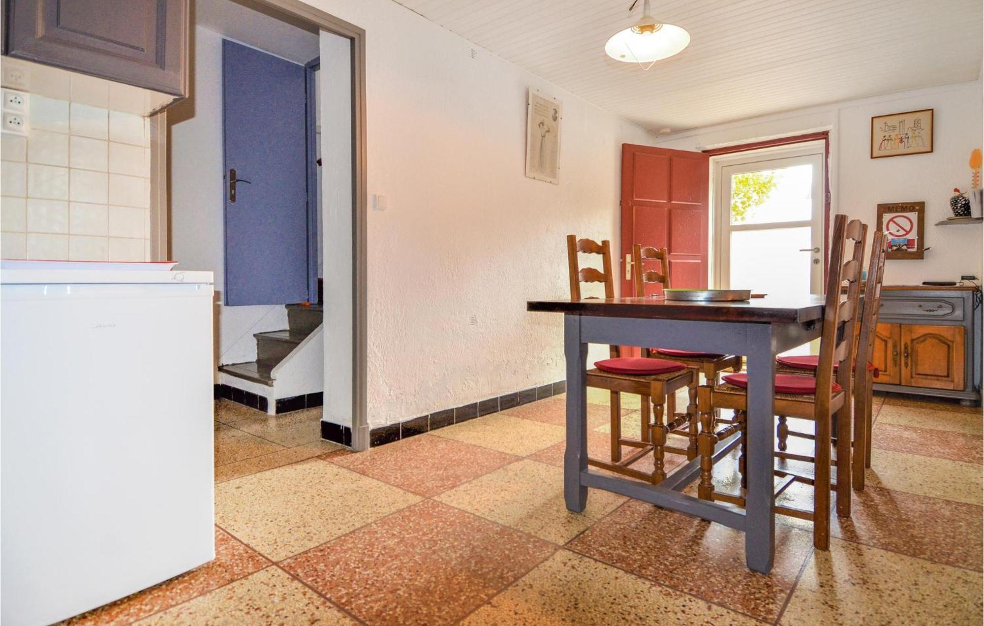 Lovely Home In Arles With Kitchen Bagian luar foto