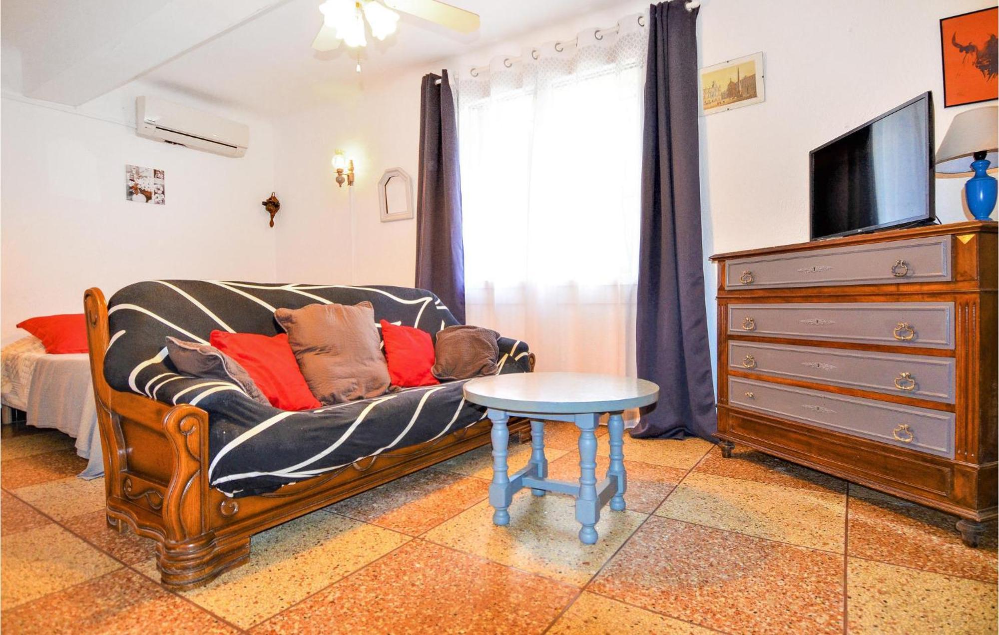 Lovely Home In Arles With Kitchen Bagian luar foto