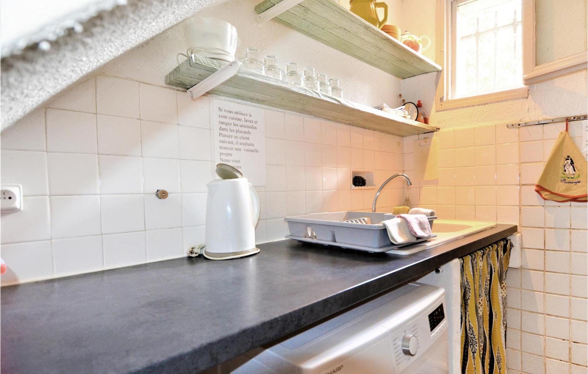 Lovely Home In Arles With Kitchen Bagian luar foto